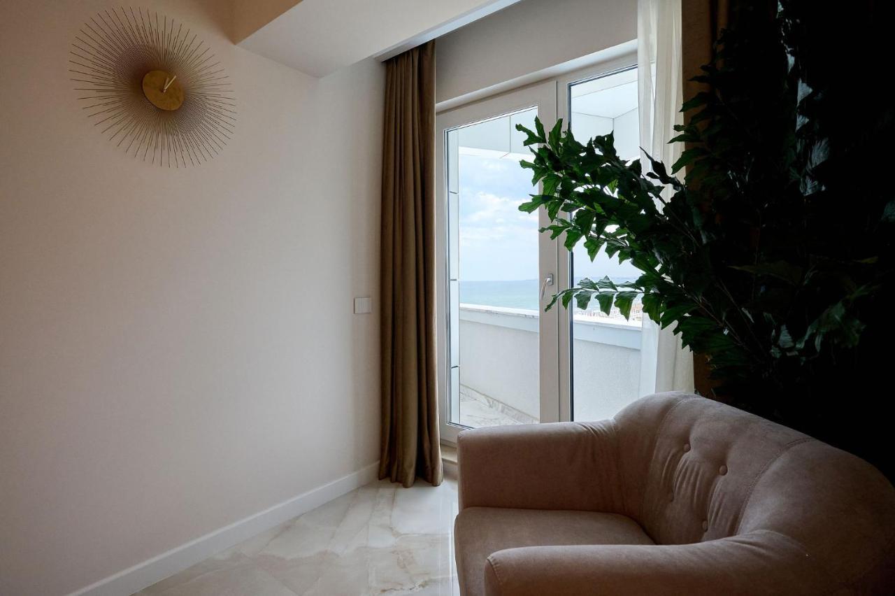 Wave N' Sea Apartment In Infinity Beach Resort - Parking Mamaia Buitenkant foto